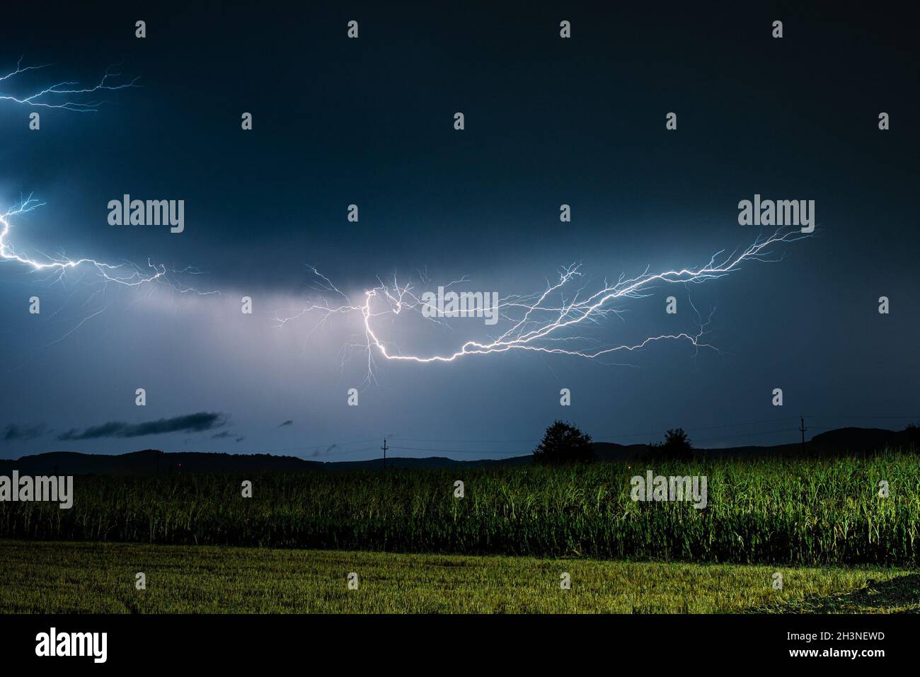 Décharge de la foudre dans l'air au-dessus d'un champ de maïs dans la campagne Transylvanie, Roumanie Banque D'Images