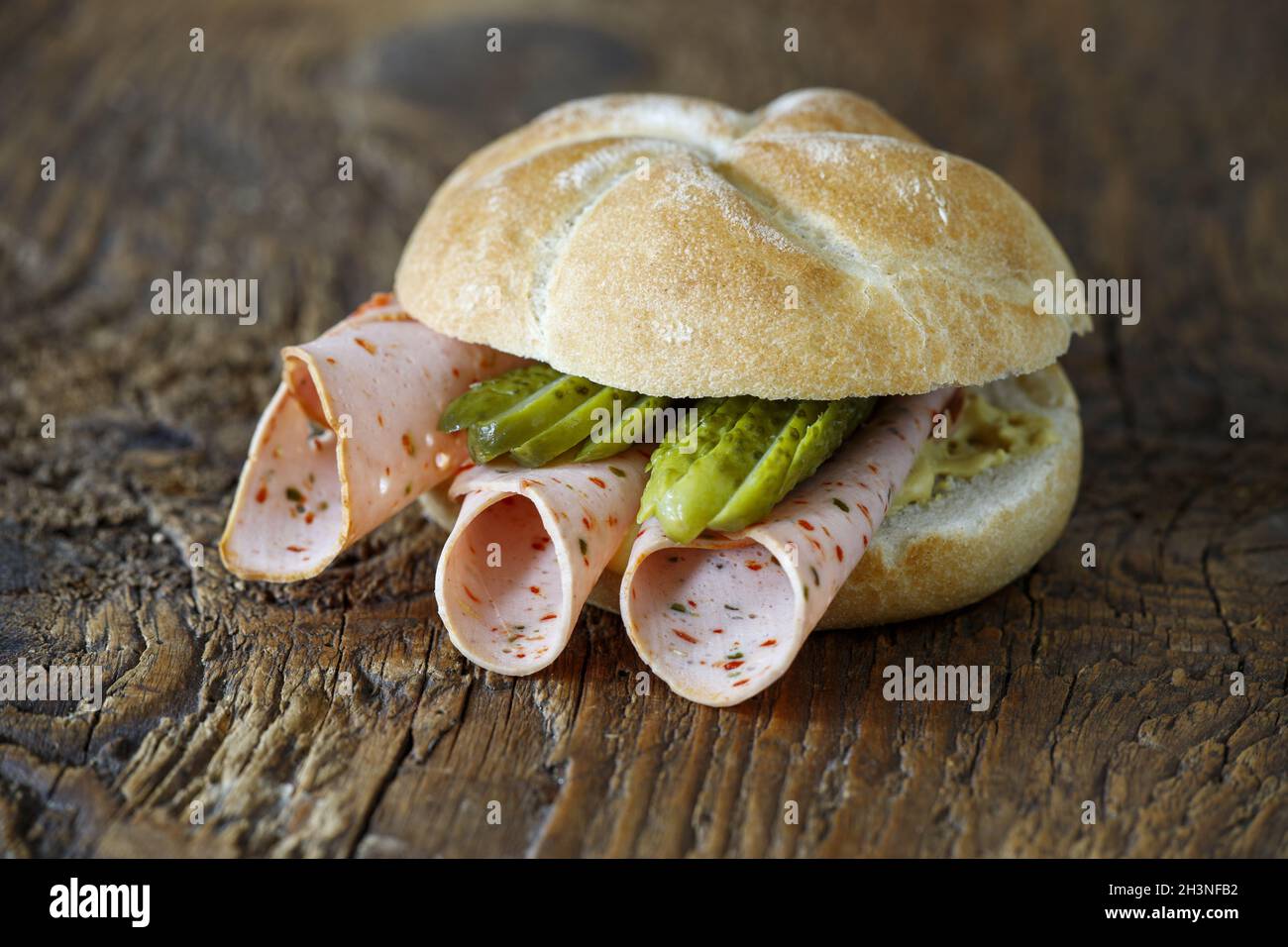 Rouler avec des saucisses sur le bois Banque D'Images