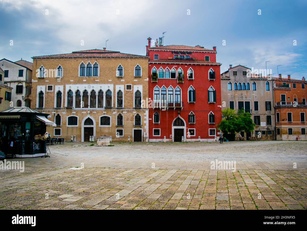 Vieux bâtiments de la place Campo San Anzolo, un jour sombre à Venise, en Italie Banque D'Images