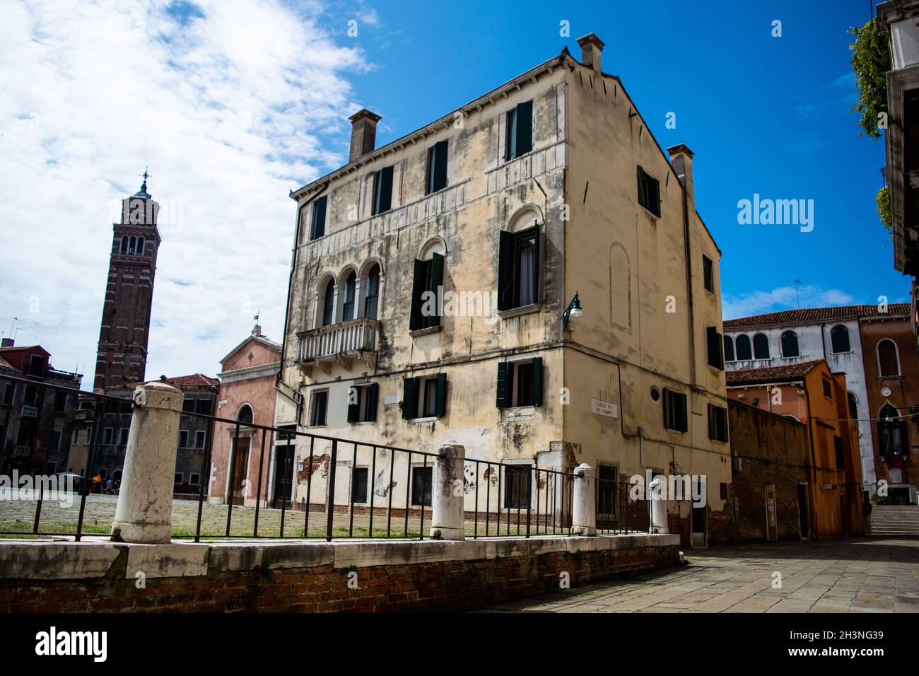 Ancien bâtiment de la place Campo San Anzolo et clocher de l'église Saint-Etienne à Venise, Italie Banque D'Images