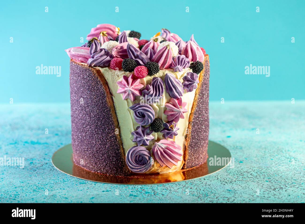 Gâteau d'anniversaire avec méringues lilas et roses et baies de marmelade. Banque D'Images