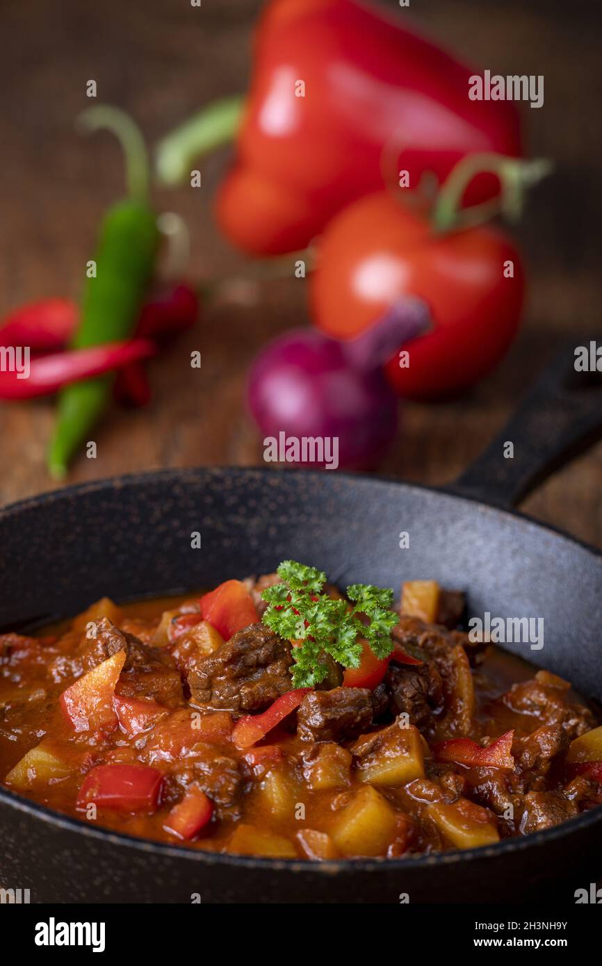 Goulash hongrois avec viande et pommes de terre Banque D'Images