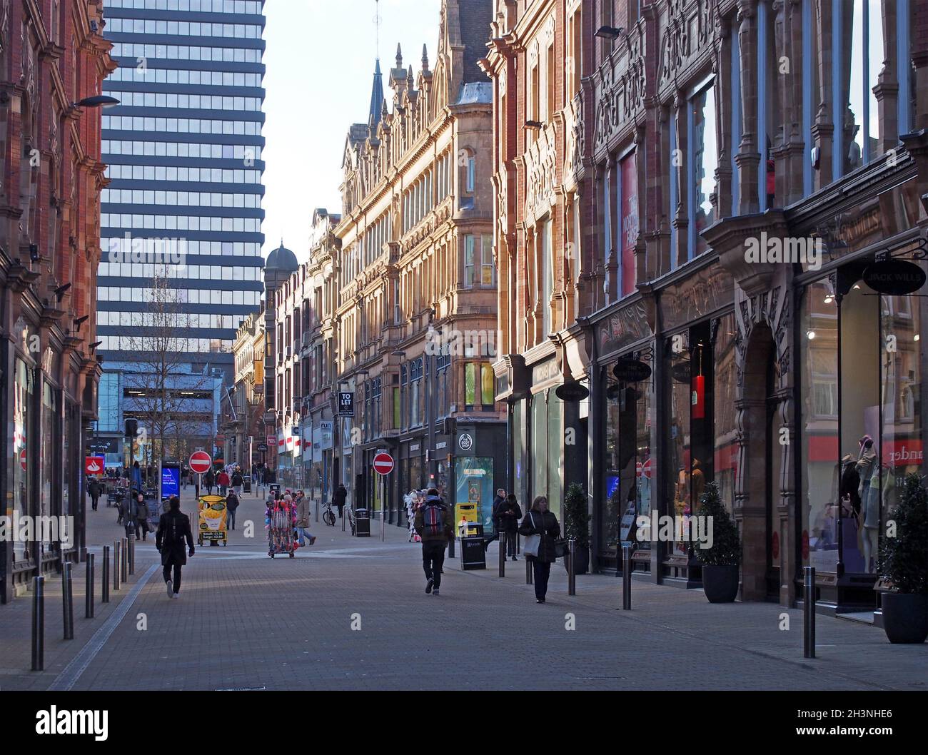Personnes marchant dans la rue King Edward dans le centre de leeds, West yorkshire Banque D'Images