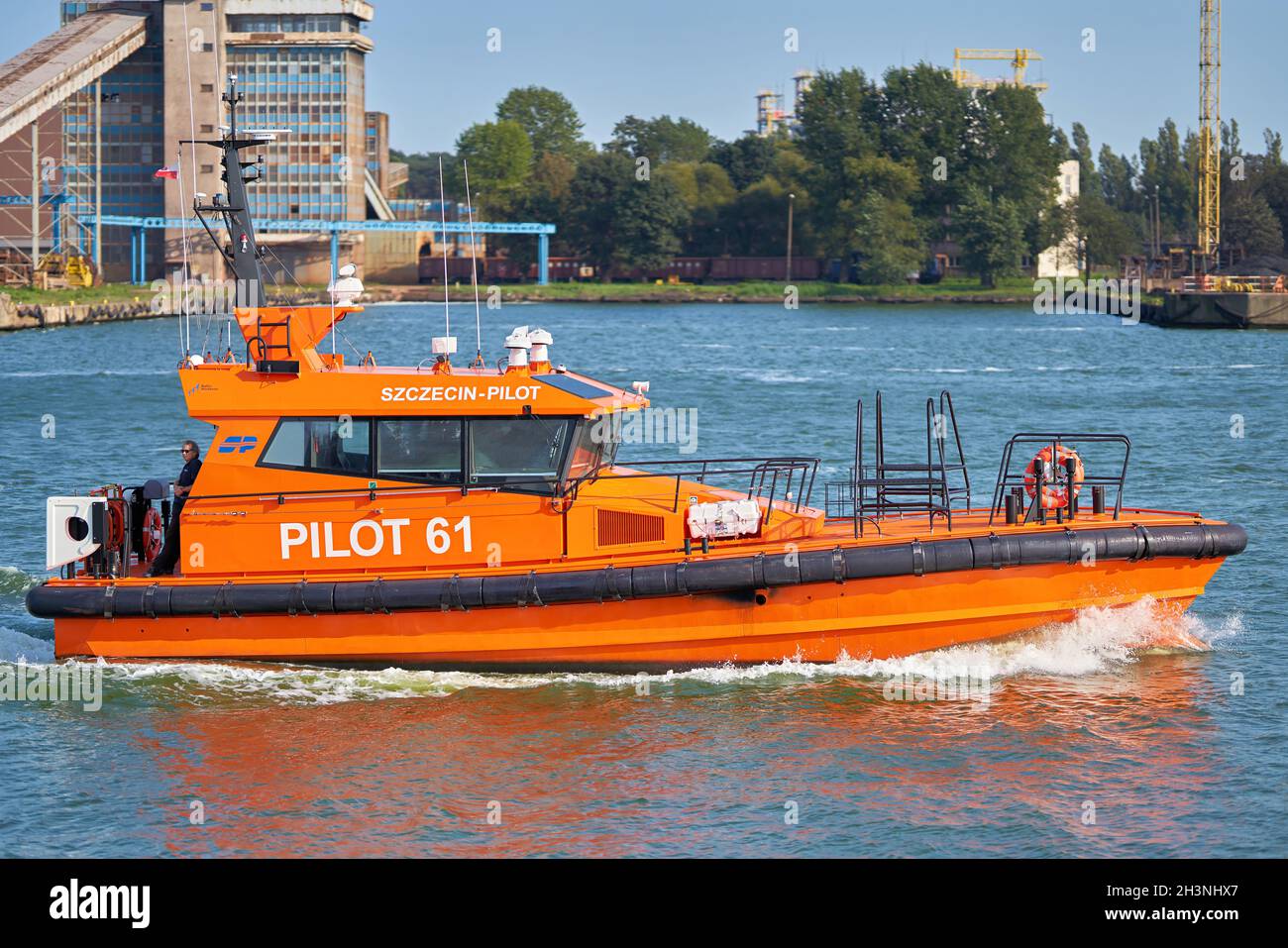 Bateau-pilote entrant dans le port de Swinoujscie sur le polonais Côte Baltique Banque D'Images