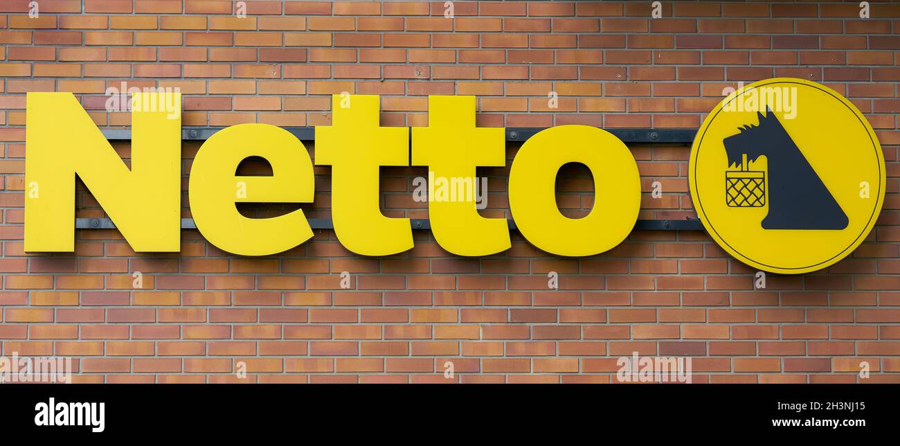 Publicité éclairée d'un marché alimentaire Netto à Swinoujscie in Pologne Banque D'Images