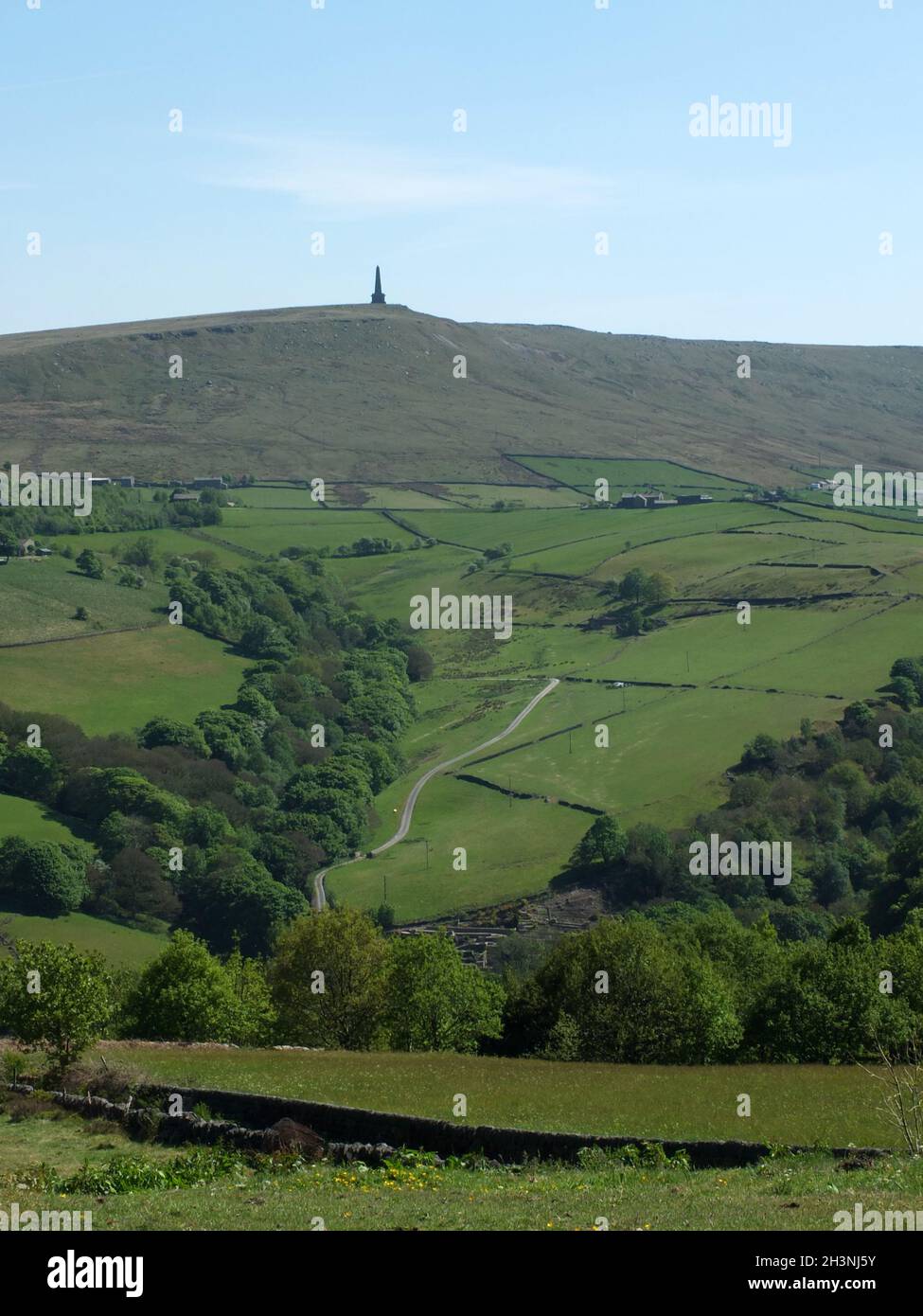 Griffon de Stoodley et monument à calvaire dans le Yorkshire de l'Ouest de calvaire, qui entoure les champs et les bois Banque D'Images