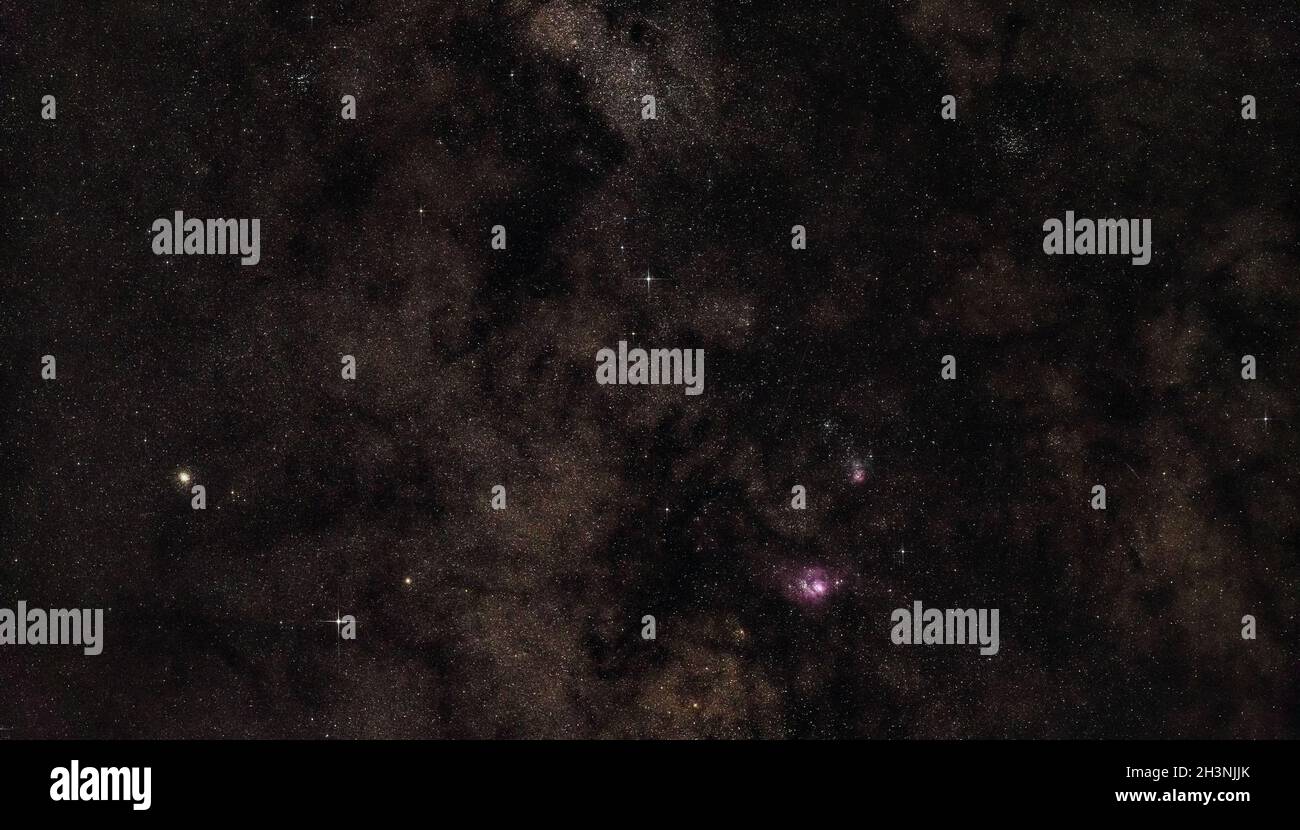 Ciel nocturne laiteux près de la constellation du Sagittaire, étoile lumineuse Kaus Borealis et amas globulaire M22 côté gauche, lagune pourpre et nébuleuse Trifide Banque D'Images