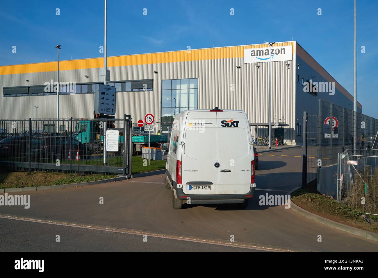 Entrepôt de distribution de la société de vente par correspondance en ligne Amazon dans un parc industriel de Magdeburg Banque D'Images