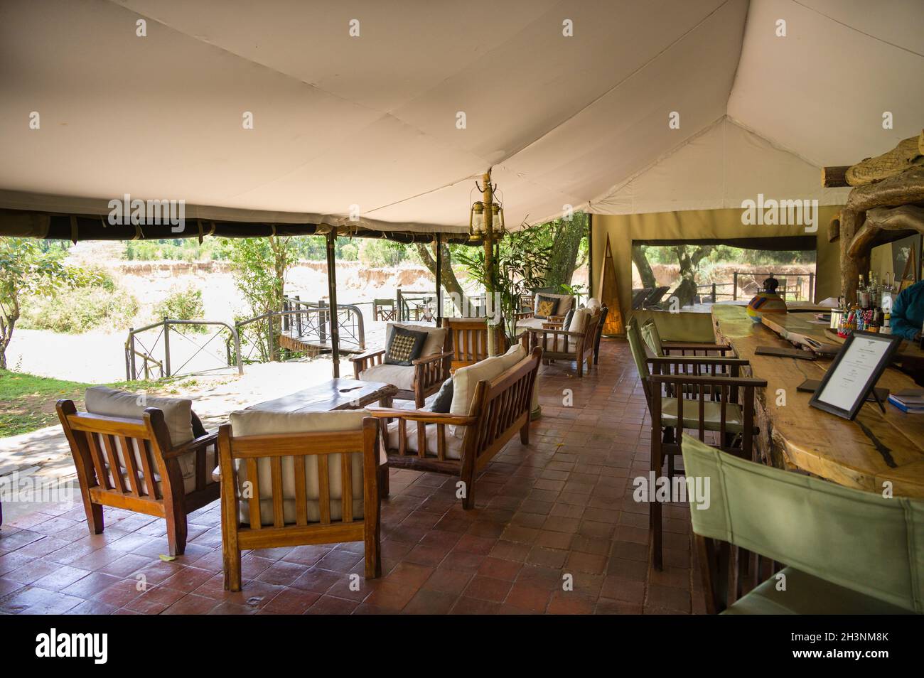 Governors Camp salle de bar à l'intérieur pendant un après-midi ensoleillé, Masai Mara, Kenya Banque D'Images
