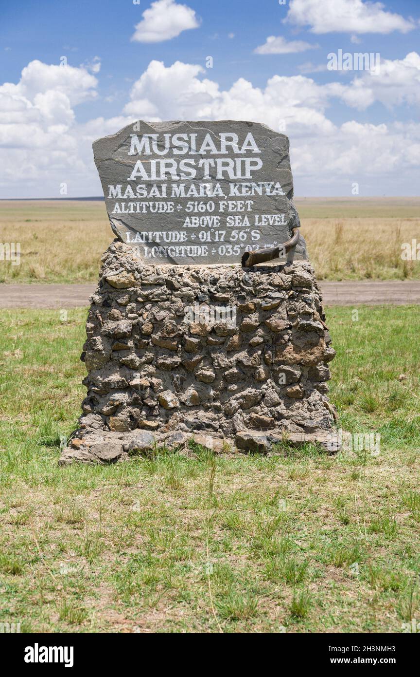 Panneau en pierre de la piste d'atterrissage Musiara avec des détails sur l'emplacement et l'altitude, Masai Mara, Kenya Banque D'Images
