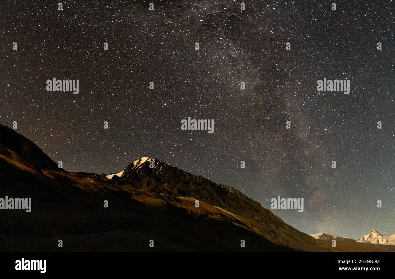 Ciel étoilé au-dessus des montagnes de l'Altaï.Magnifique ciel nocturne sur les montagnes de l'Altaï. Banque D'Images