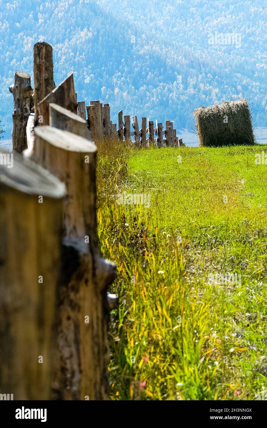 Clôture en bois sur le ranch.Une clôture en bois pour le bétail. Banque D'Images