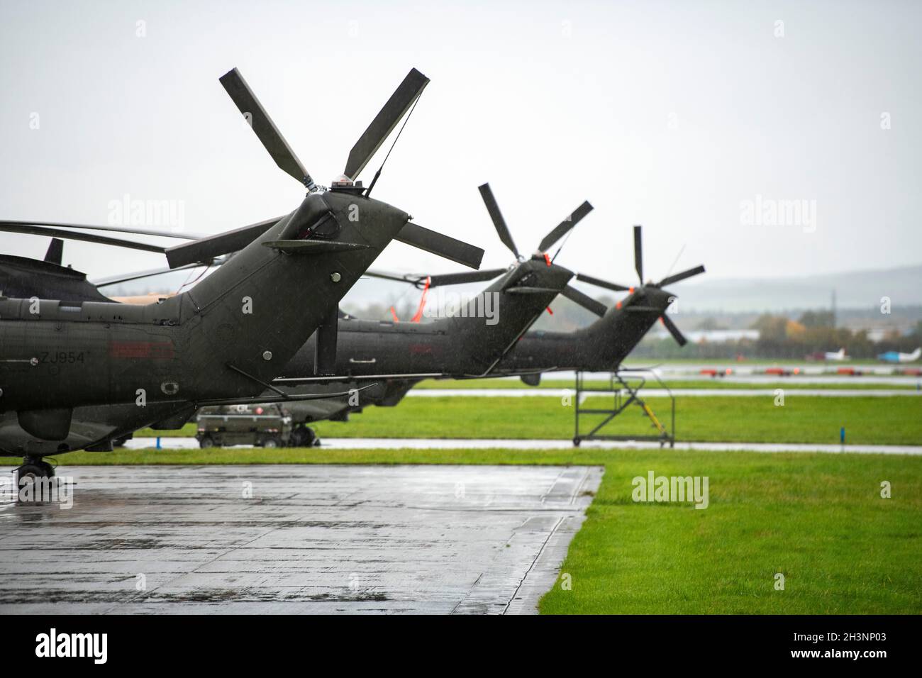 Glasgow, Écosse, Royaume-Uni.29 octobre 2021.PHOTO : trois hélicoptères RAF aérospatiale sa 330 Puma restent inactifs et couverts sur le tarmac.L'aéroport de Glasgow vu 2 jours avant le début de la conférence COP26 sur les changements climatiques.L'aéroport a été embauché par une compagnie de sécurité privée où le public peut voir des agents de sécurité stationnés à chaque porte à haute vue, ainsi que des hélicoptères de la Royal Air Force stationnés pour une utilisation au sommet climatique, ainsi que des vols arrivant et partant dans un après-midi humide et venteux.Crédit : Colin Fisher/Alay Live News Banque D'Images