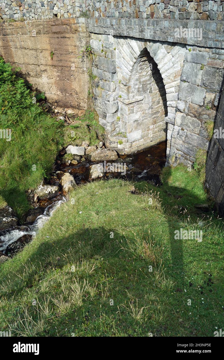 Pont et chute d'eau Wild Atlantic Way à Keem Beach Banque D'Images