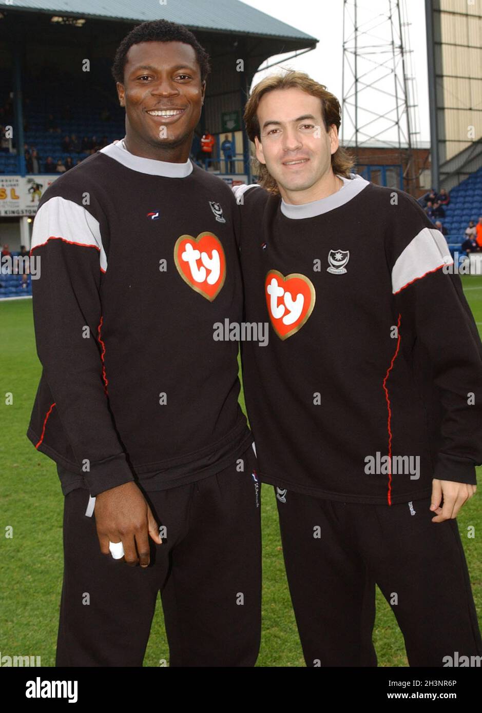 PORTSMOUTH V MANCHESTER CITY YAKUBU ET EYAL BERKOVIC PIC MIKE WALKER, 2004 Banque D'Images