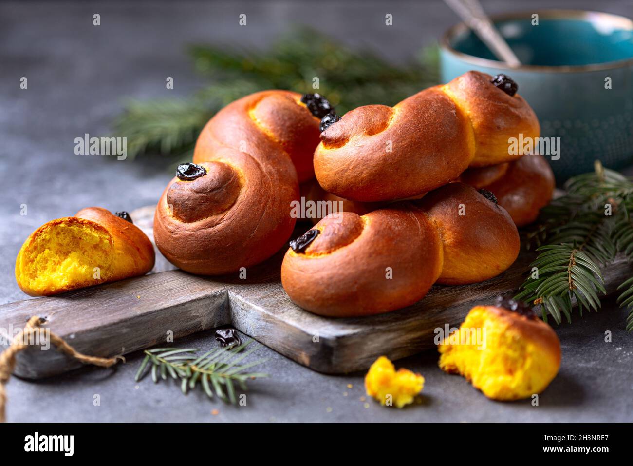 Petits pains au safran. Pâtisseries scandinaves traditionnelles. Banque D'Images