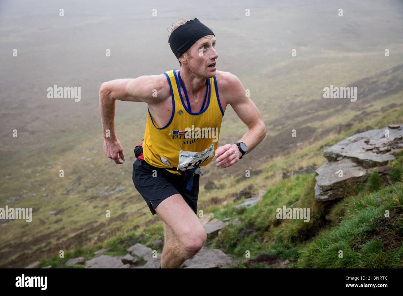 Le coureur Ricky Lightfoot monte Ingleborough lors de la course des trois pics de 2021.Il a ensuite revendique la troisième place Banque D'Images