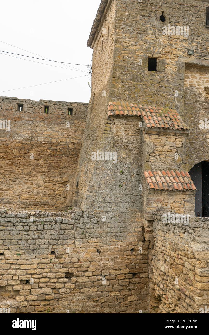 Le mur de la forteresse est en pierre naturelle.Ancienne pierre calcaire.Arrière-plan vintage créatif.Ukraine.Belgorod - Dnestrovsky. Banque D'Images