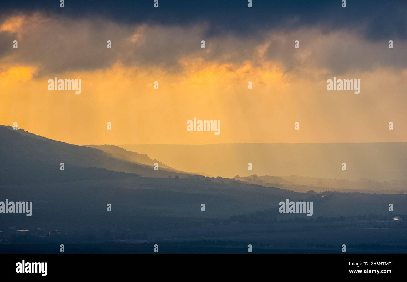 Aube dans les montagnes de Crimée, brume lumineuse sur les montagnes et rayons du soleil à travers les nuages. Banque D'Images