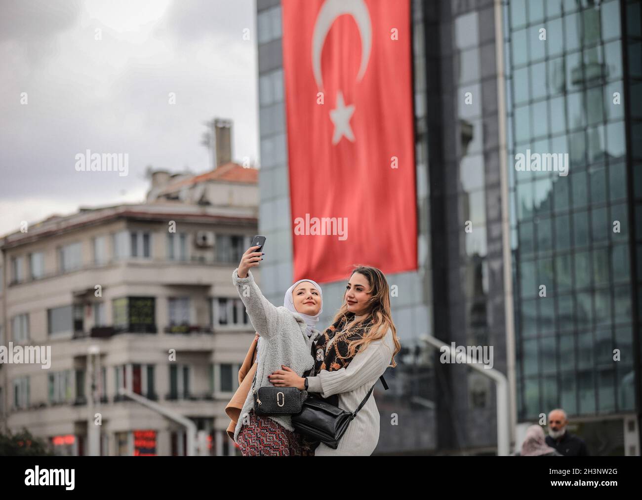 Istanbul, Turquie.29 octobre 2021.Les gens célèbrent en regardant une procession lors de la célébration de la Journée de la République turque à Istanbul, le vendredi 29 octobre 2021.La Turquie célèbre le 98e anniversaire de la fondation de la République turque moderne fondée par Ataturk.(Credit image: © Abed Alrahman Alkahlout/Quds Net News via ZUMA Press Wire) Banque D'Images