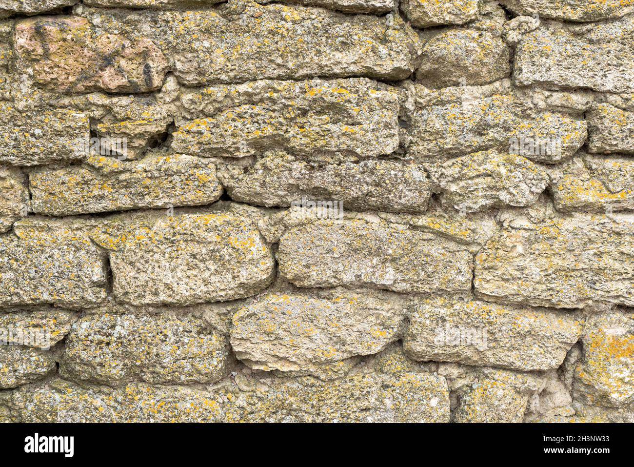 Le mur de la forteresse est en pierre naturelle.Ancienne pierre calcaire.Arrière-plan vintage créatif.Ukraine.Belgorod - Dnestrovsky. Banque D'Images