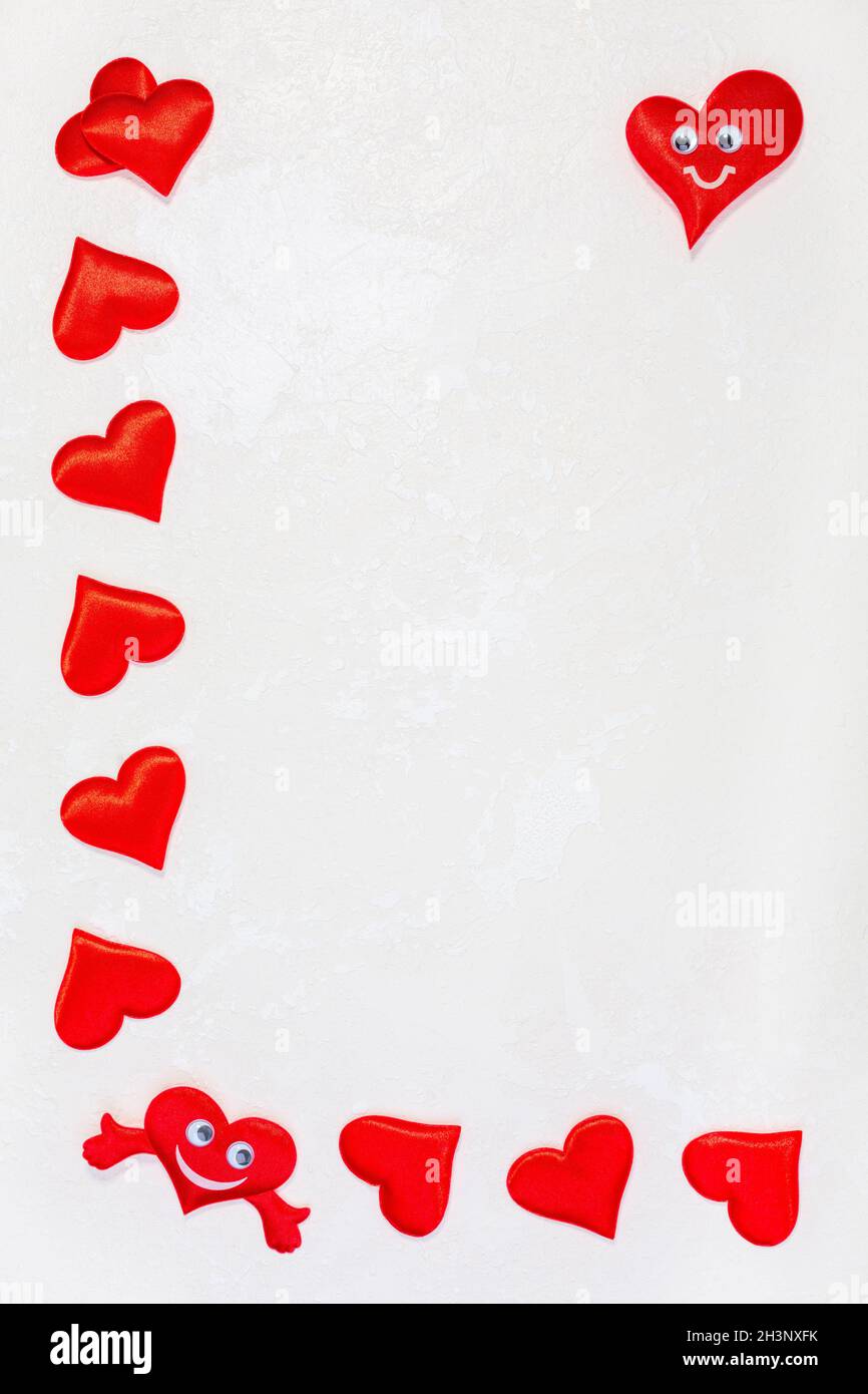 Saint-Valentin et coeurs en satin rouge. Banque D'Images