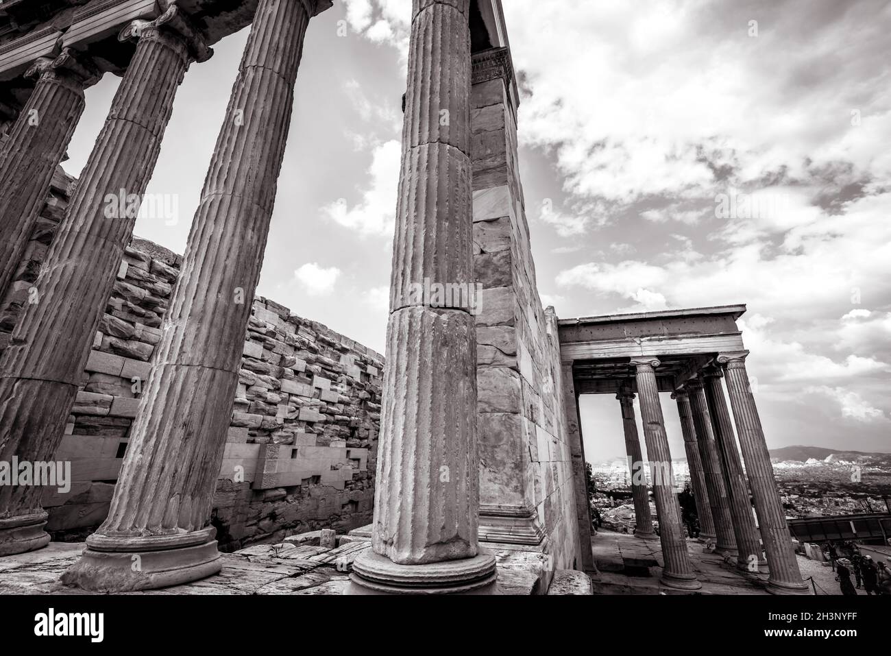 Erechtheion temple sur l'Acropole en noir et blanc, Athènes, Grèce.La célèbre colline de l'Acropole est le point de repère d'Athènes.Paysage des ruines grecques anciennes dans Banque D'Images