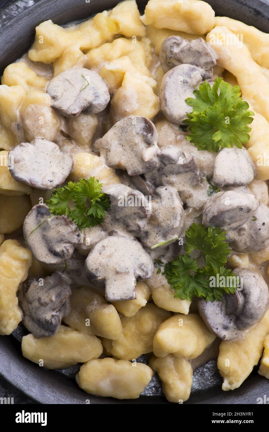 Gnocchi avec une sauce crème aux champignons Banque D'Images