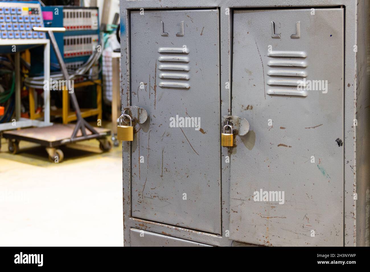 Vieux casiers avec cadenas dans l'usine industrielle Banque D'Images