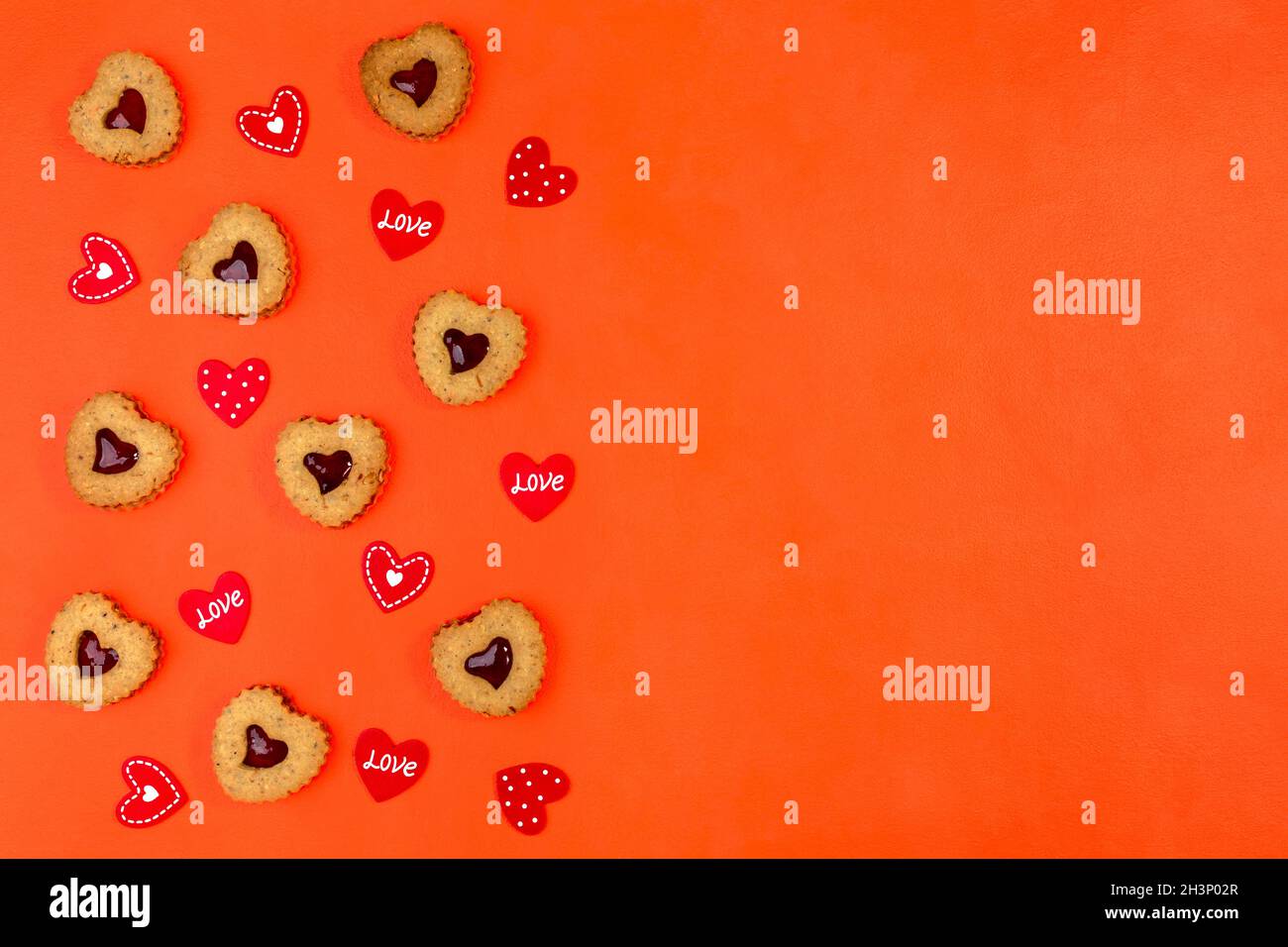 Arrière-plan de la Saint-Valentin avec biscuits et coeurs rouges. Banque D'Images