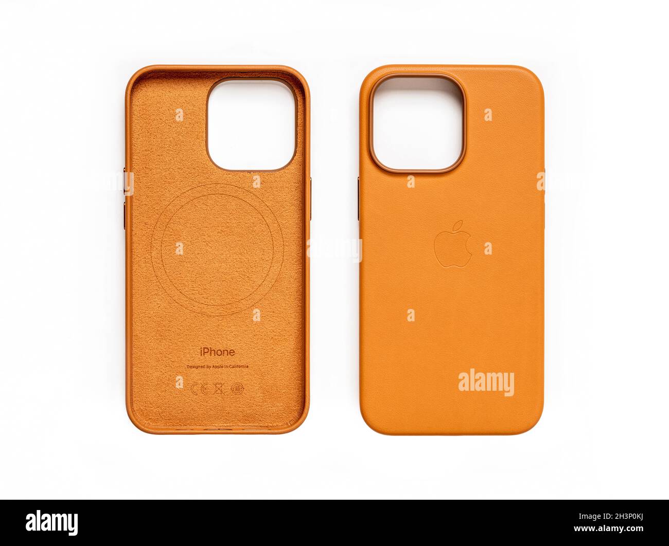 Antalya, Turquie - 29 octobre 2021 : vue avant et arrière de la nouvelle  housse en cuir Golden Brown MagSafe pour Apple iPhone 13 Pro sur fond blanc  Photo Stock - Alamy