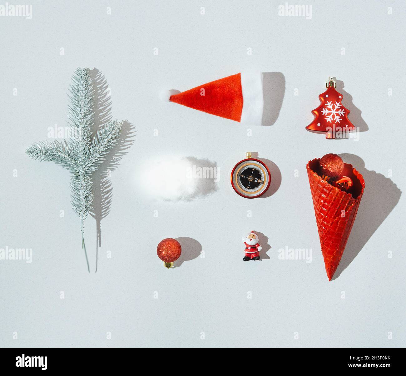 Une infographie de Noël ou du nouvel an composée d'un chapeau de Père Noël, d'un arbre de Noël rouge, d'un cône de glace rouge avec des boules, d'un ballon rouge, d'un petit Père Noël, d'une com Banque D'Images