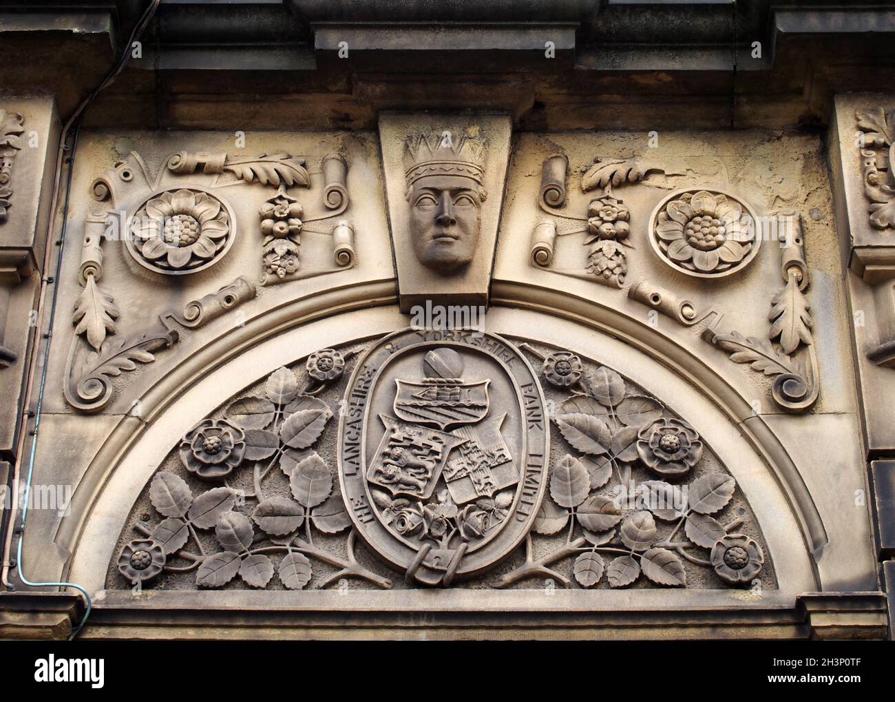 Logo héraldique sculpté sur l'ancienne banque du lancashire et du yorkshire, dans le pont de sowerby Banque D'Images