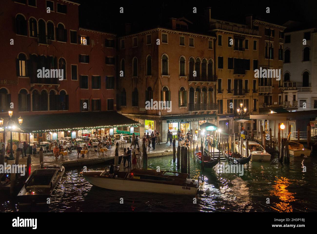 Terrasses le soir à Venise, Italie Banque D'Images