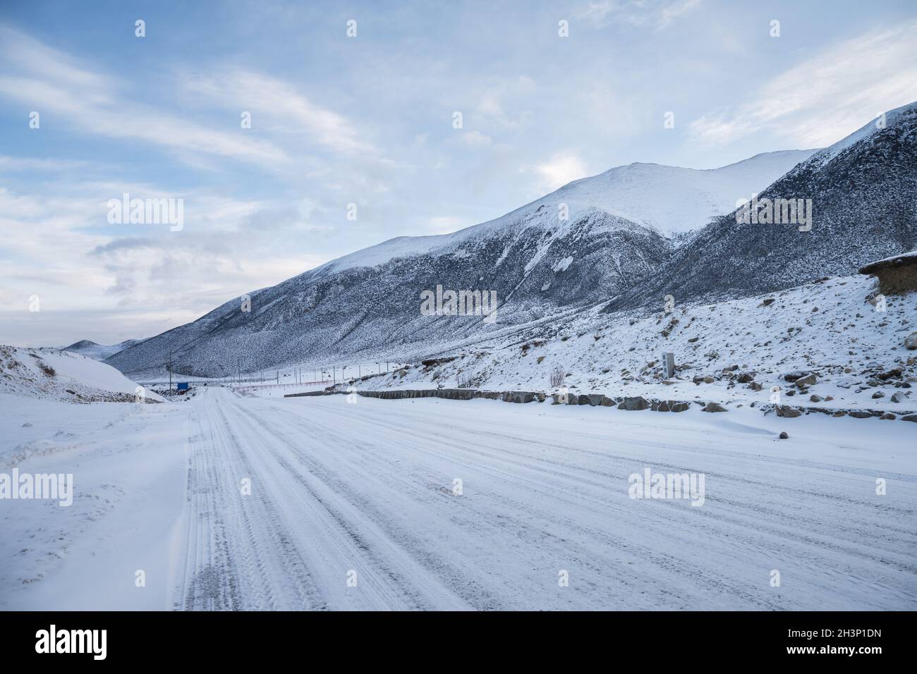 Autoroute sur un plateau couvert de neige Banque D'Images