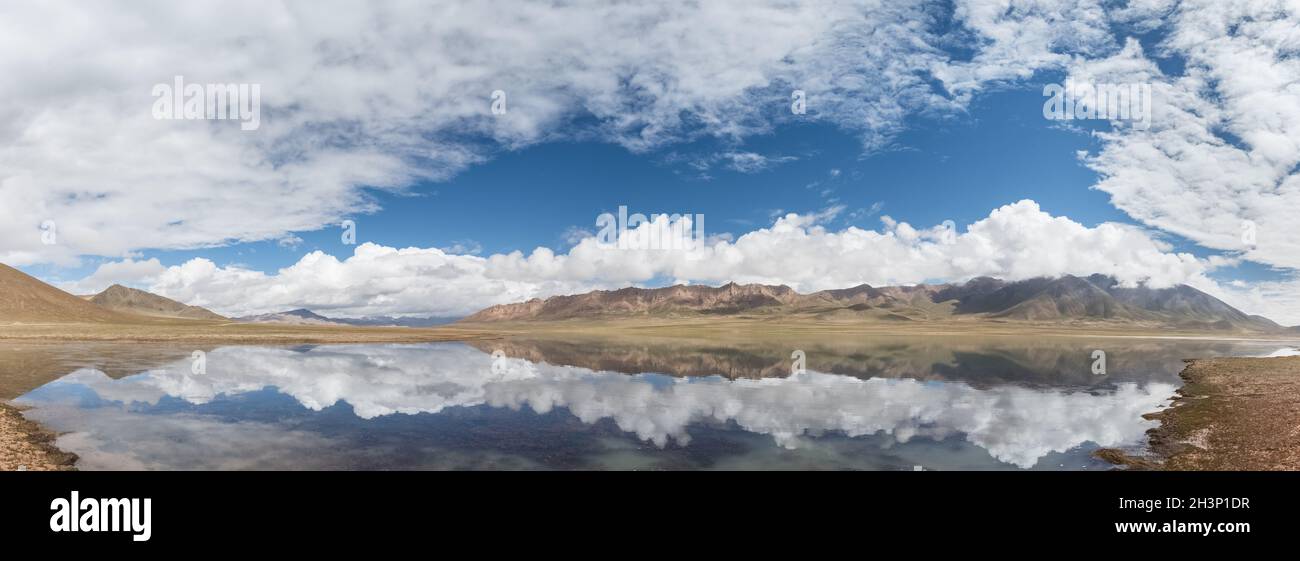 Lac plateau et panorama bleu reflet du ciel Banque D'Images