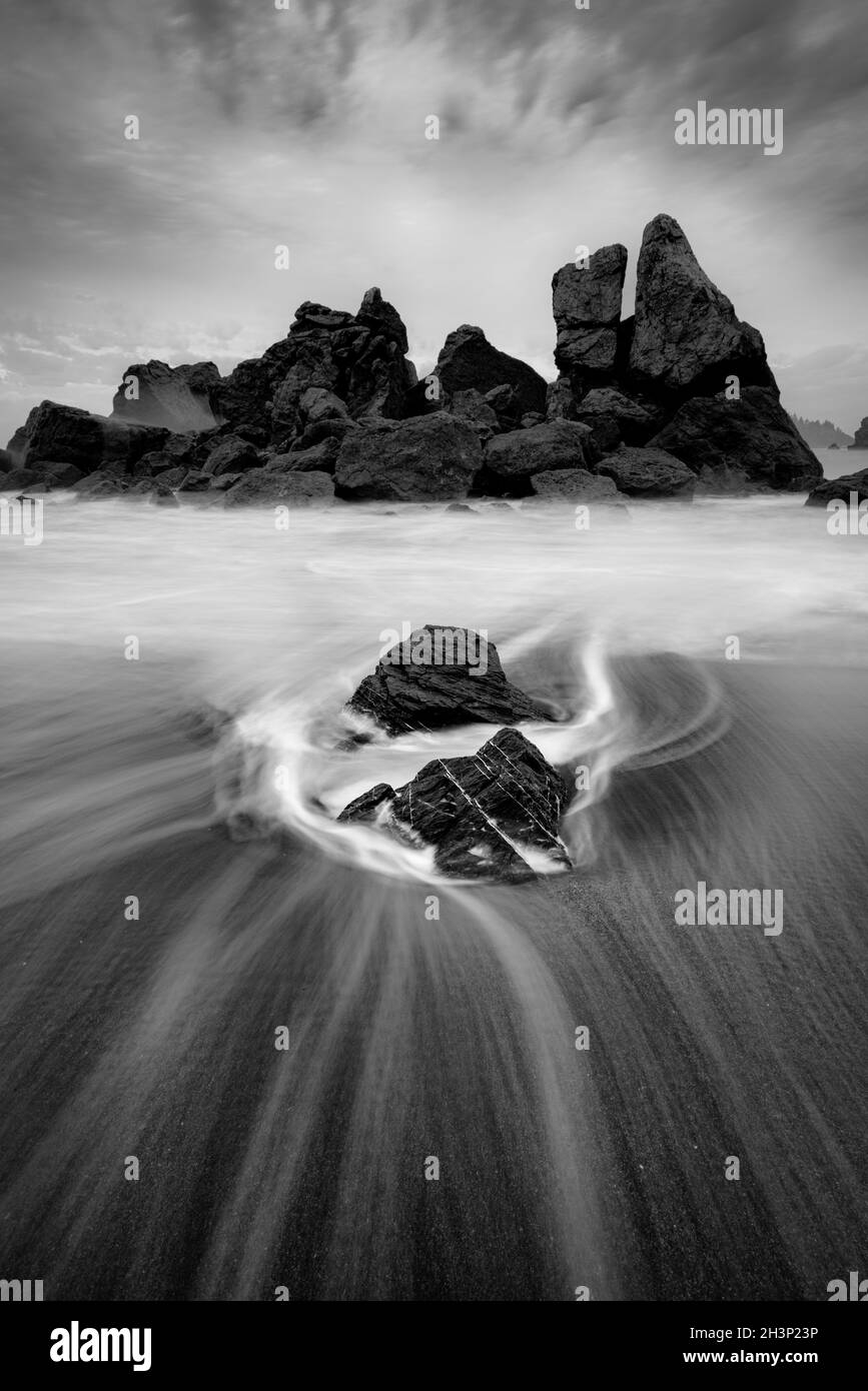 Coucher de soleil sur une plage de Rocky Beach, côte nord de la Californie, noir et blanc Banque D'Images