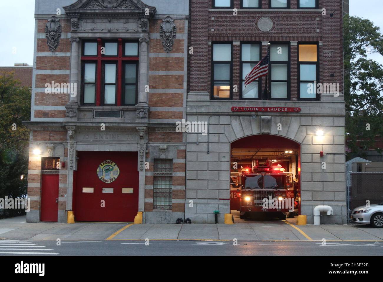 Fire Company hors service comme le mandat de COVID Vaccine commence à New York, NY États-Unis Banque D'Images