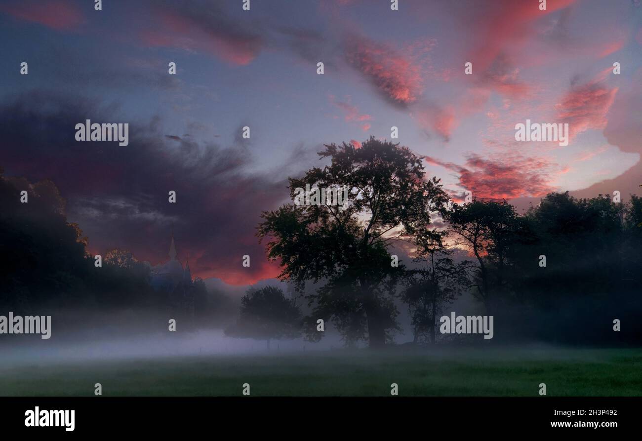 Un ciel spectaculaire sur un paysage brumeux Banque D'Images