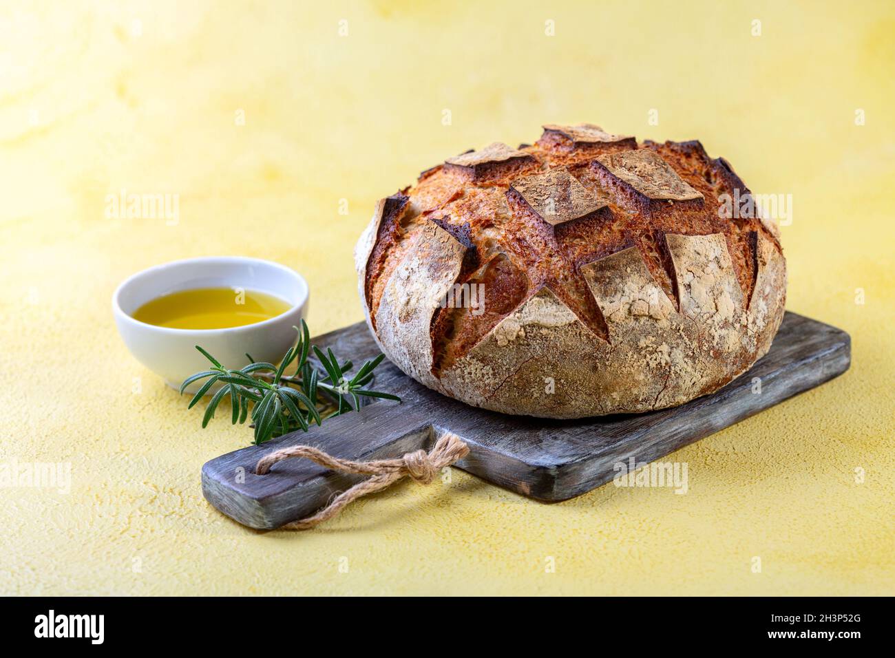 Pain artisanal fraîchement cuit et huile d'olive. Banque D'Images
