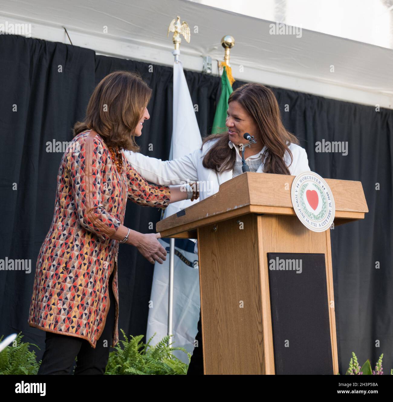 Wocester, Massachusetts, États-Unis.29 octobre 2021.Massachusetts Lt. Gov.Le centre Karyn Polito accueille Karen Brown Donovan après la découpe du ruban au musée de Taylor et dans les appartements du palais de justice de Worcester ma.Brown Donovan nous l'arrière-petite-fille de Marshall Walther 'Major Taylor a (image de crédit: © Brian Branch Price/ZUMA Press Wire) crédit: ZUMA Press, Inc./Alamy Live News Banque D'Images