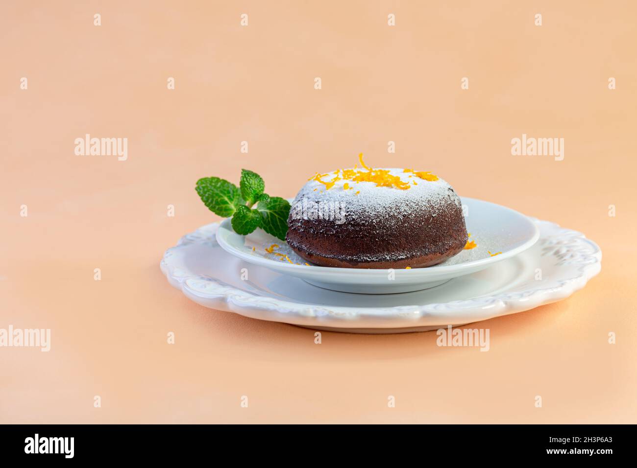 Dessert au chocolat chaud avec zeste d'orange. Banque D'Images