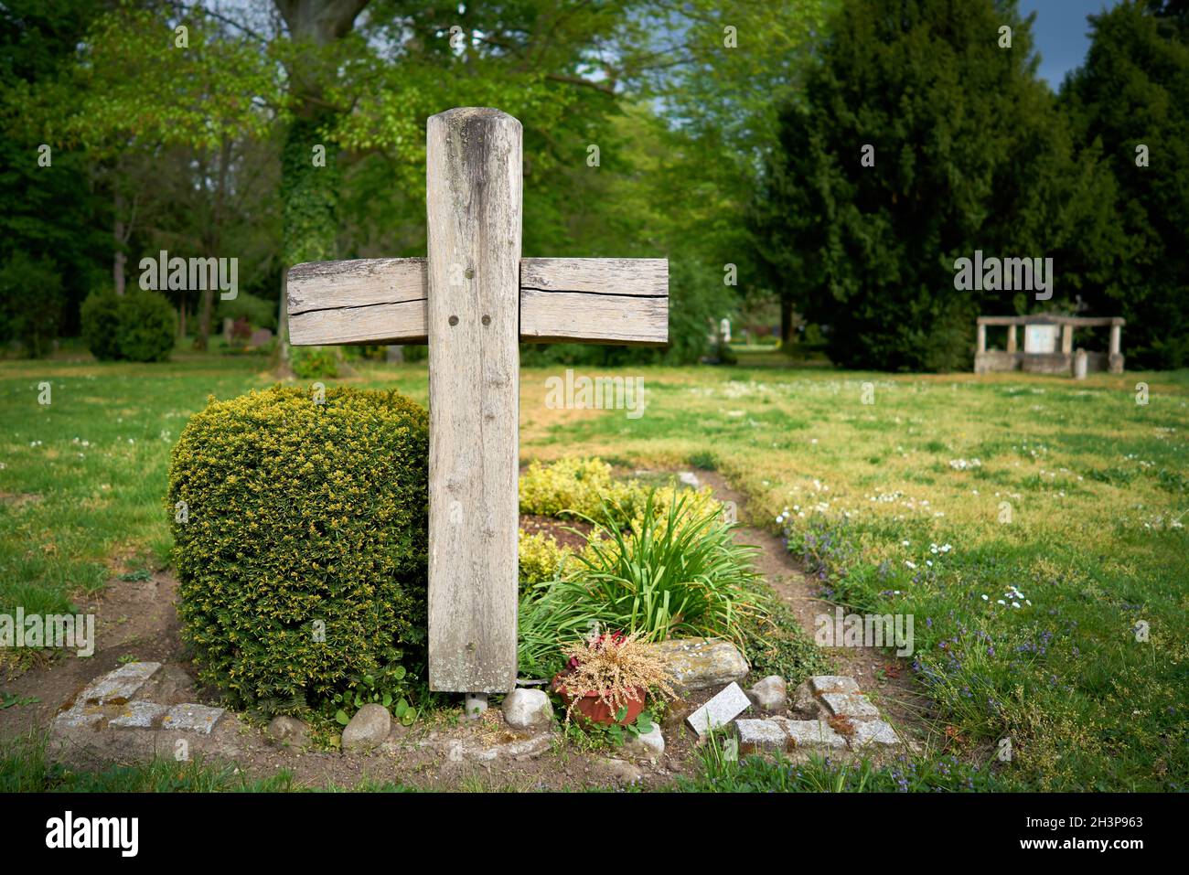 Croix en bois sur une tombe du cimetière Banque D'Images