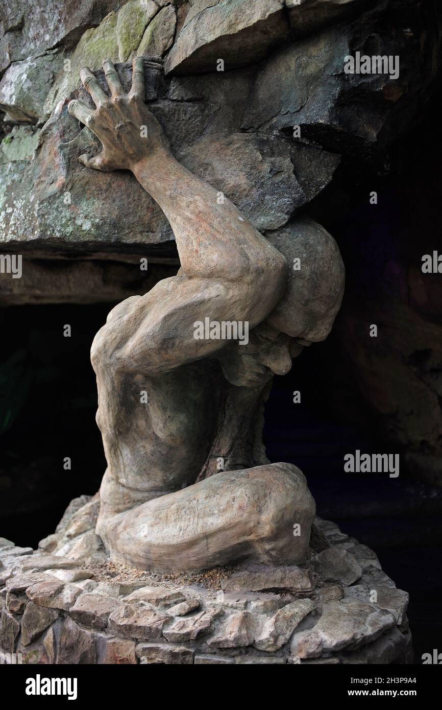 Sculpture d'un homme levant le rocher, vue à Rock City.Géorgie. Banque D'Images