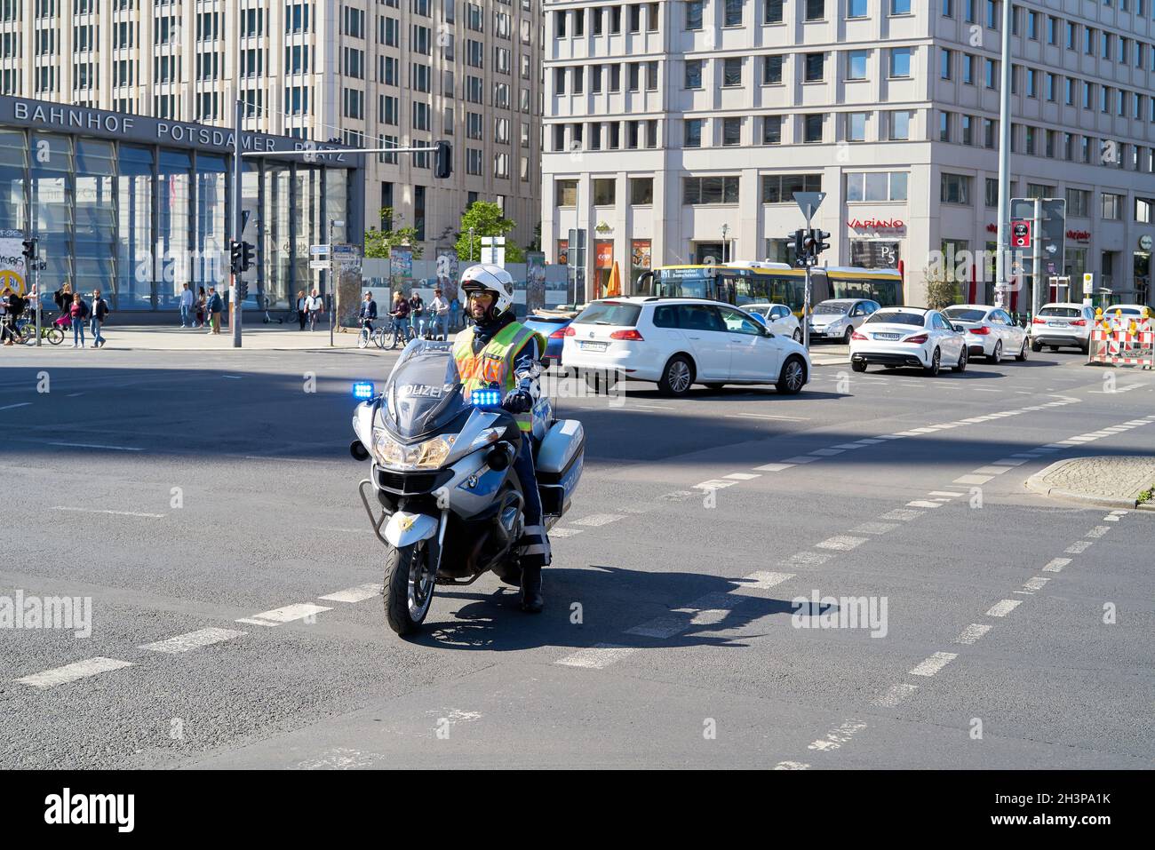 Brève fermeture d'une intersection à la Potsdamer Platz de Berlin par la police Banque D'Images