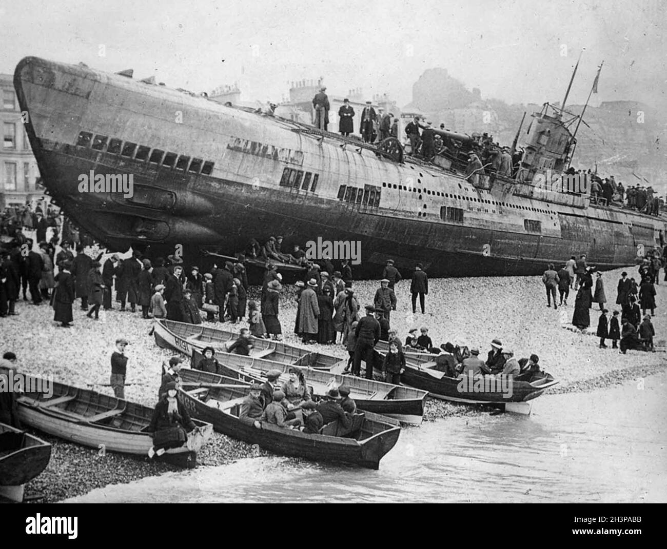 Un U-boat allemand toronné sur la côte sud de l'Angleterre, après la reddition. Banque D'Images