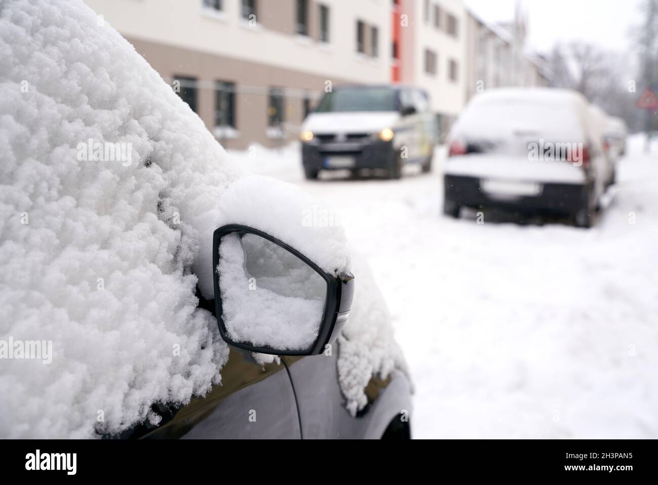 Voitures à neige dans une rue du centre-ville de Magdebourg en Allemagne en hiver Banque D'Images