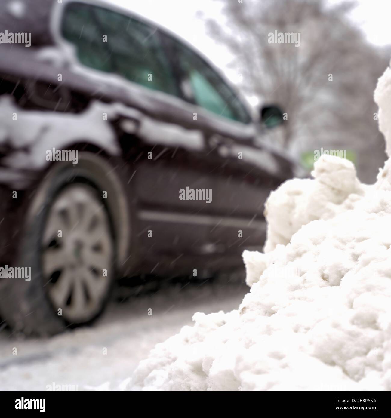 Voiture floue avec flou de mouvement sur une route glissante en hiver Banque D'Images