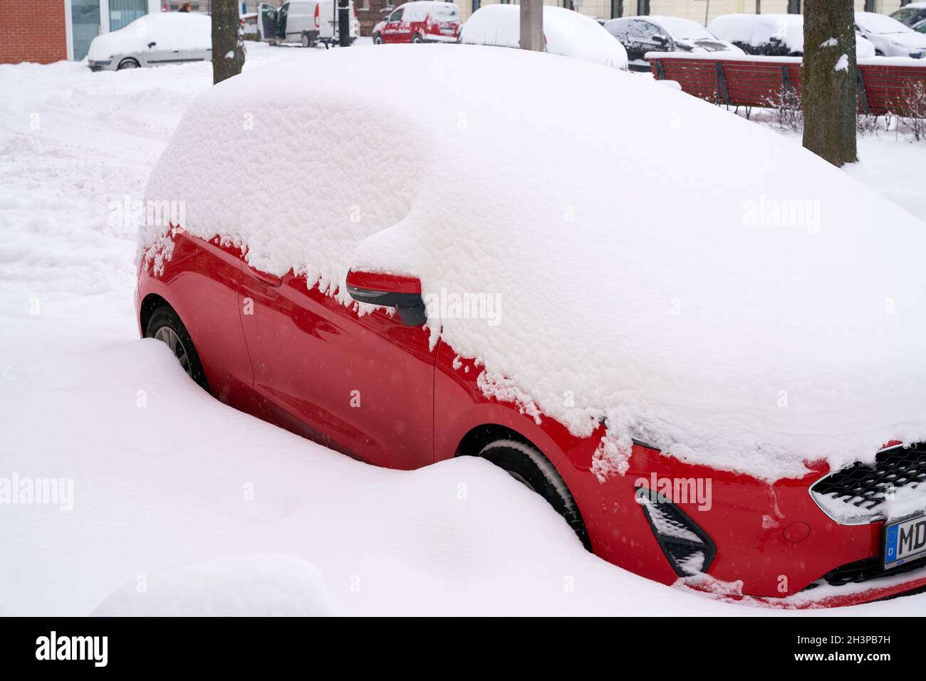 Voitures à neige dans une rue du centre-ville de Magdebourg en Allemagne en hiver Banque D'Images
