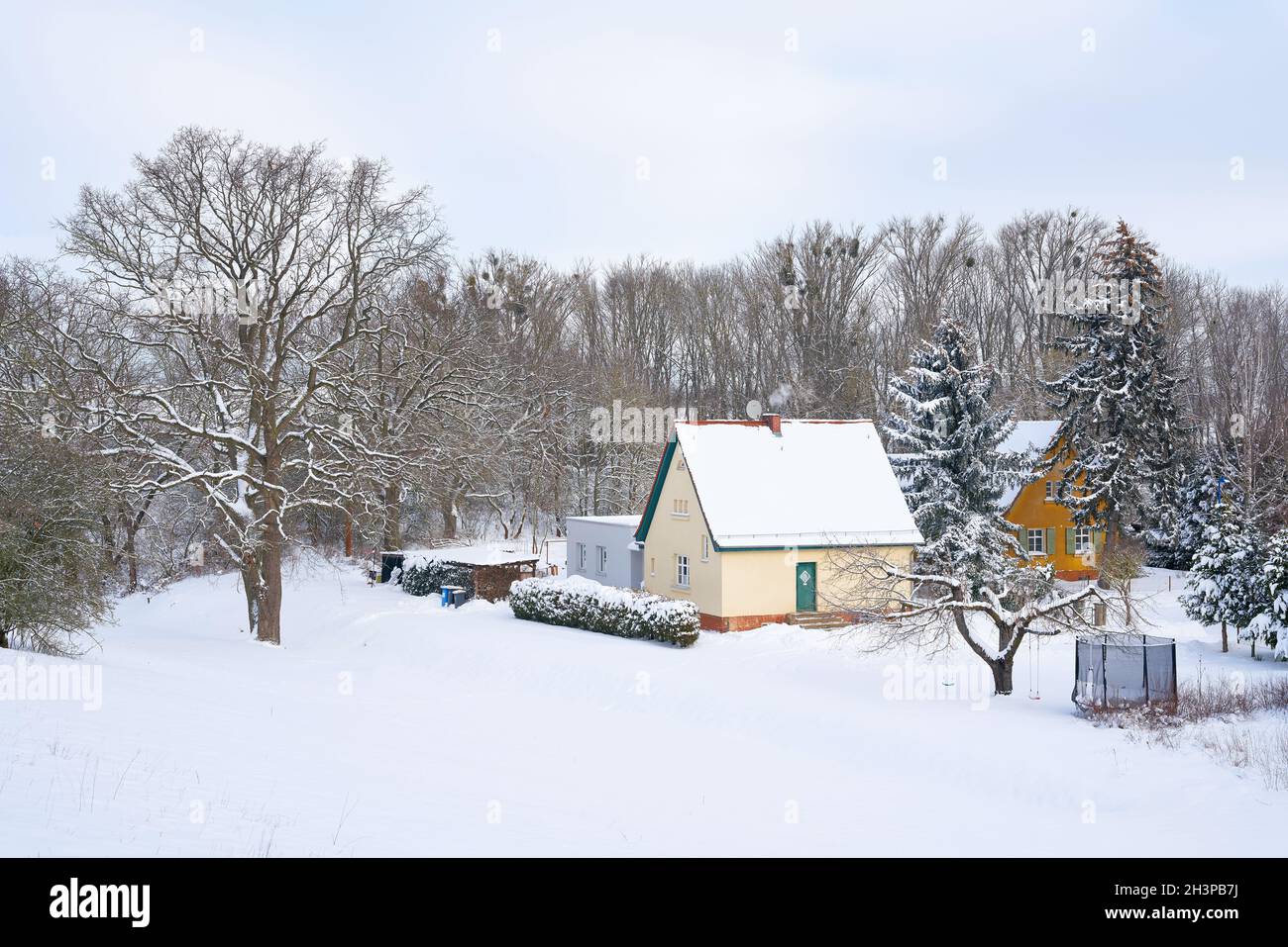 Siedlung Schiffshebewerk, village de peuplement neigé, aux portes de Magdeburg L'Allemagne en hiver Banque D'Images